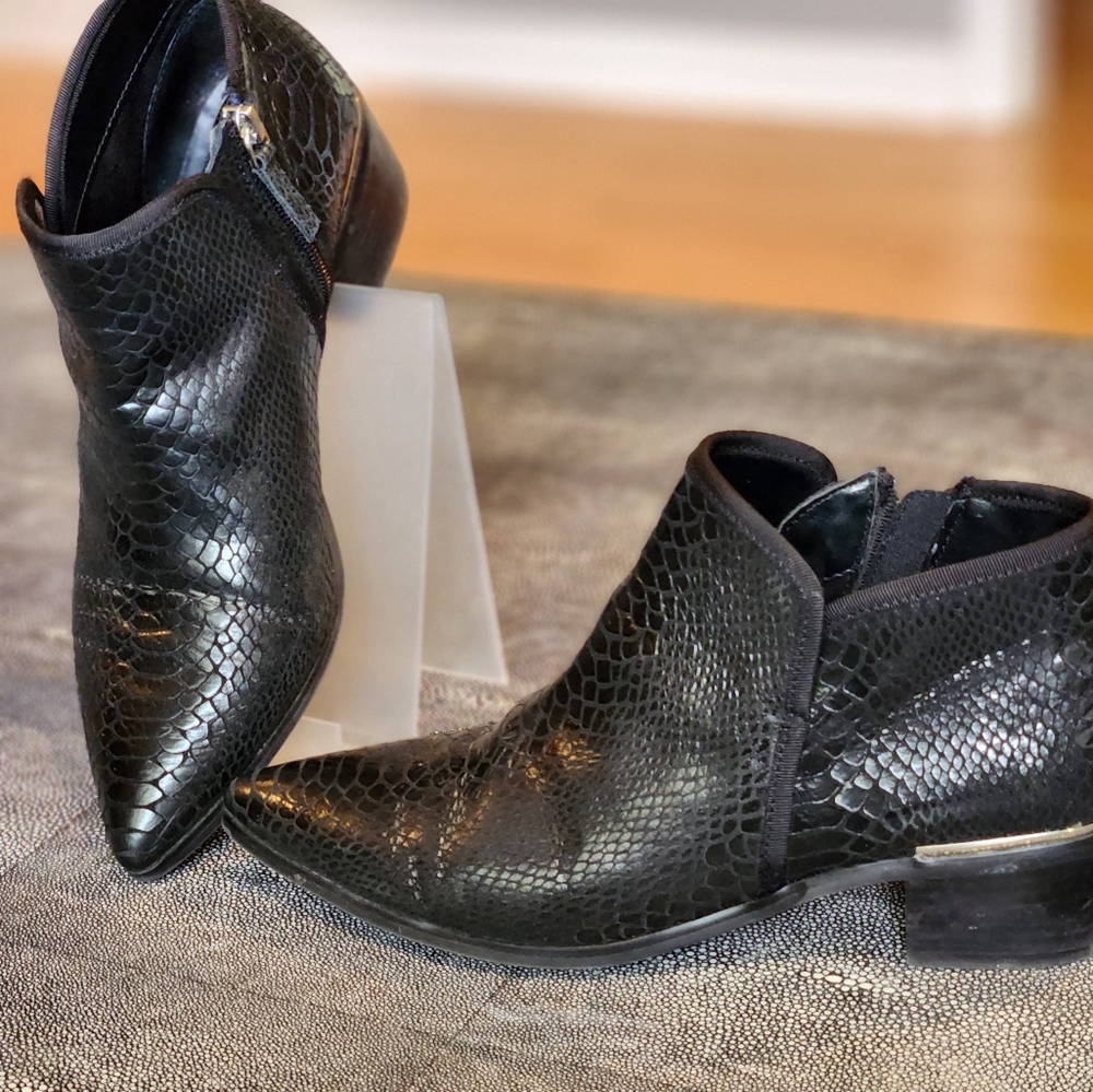 🩷Treasure and Bond black ankle booties